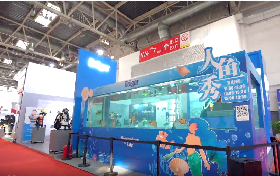 消防展第一天，德爾格超燃現(xiàn)場與美人魚親密接觸